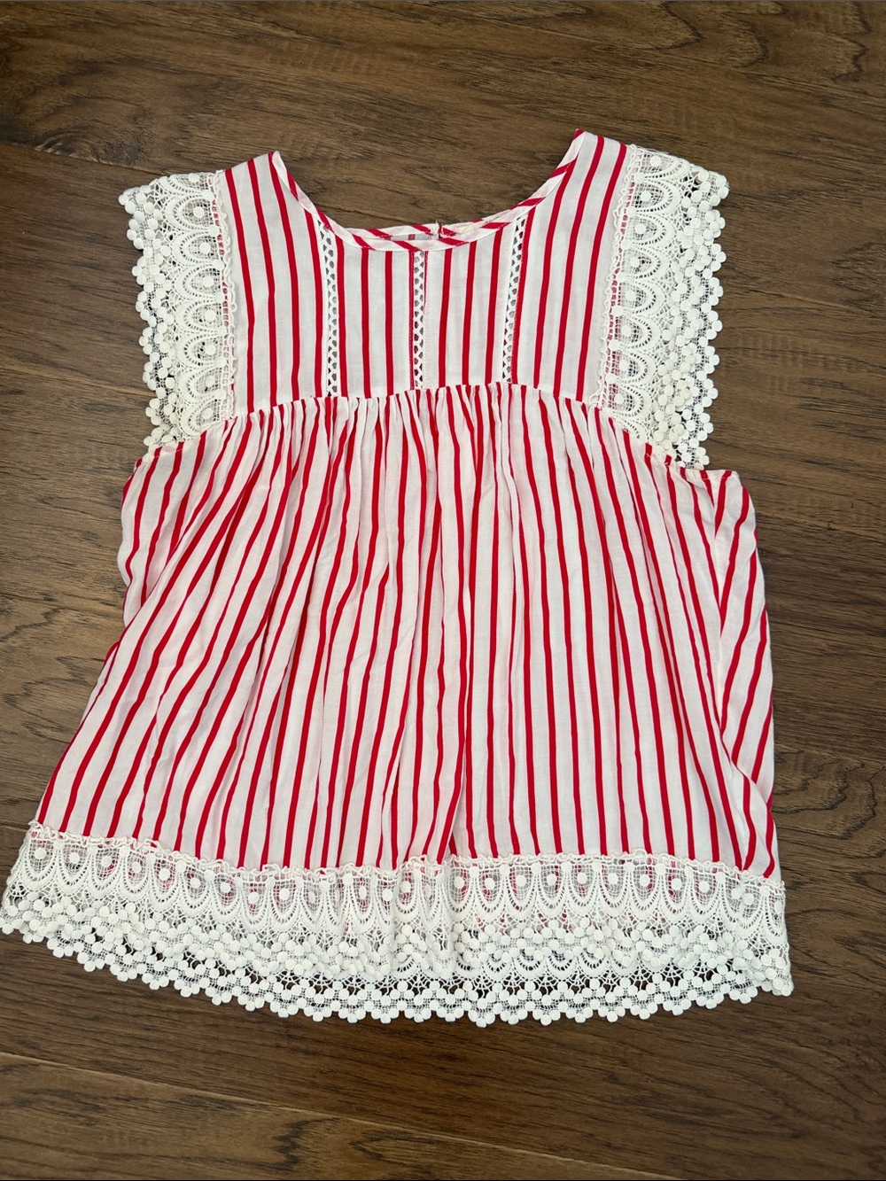 entro Women’s M Red and White Striped Boho lightweight  Lace-Trim Tank Top